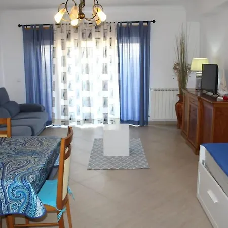 Lovely With Swimming Pool And Parking Apartamento
